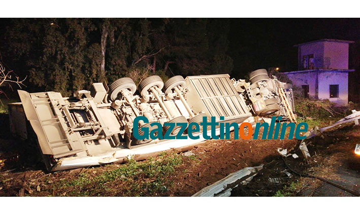A18, sulla rampa per Acireale si ribalta un Tir. Morto il conducente, un 56enne campano
