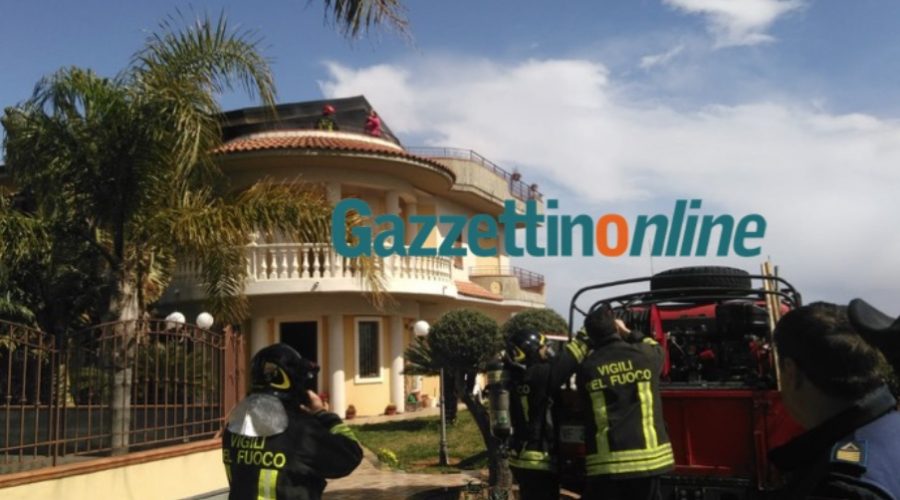Mascali, a fuoco la mansarda di una abitazione: intervento dei Vigili del fuoco