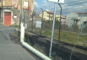 Giarre, palo telefonico abbattuto dal vento: intervento dei Vigili del fuoco