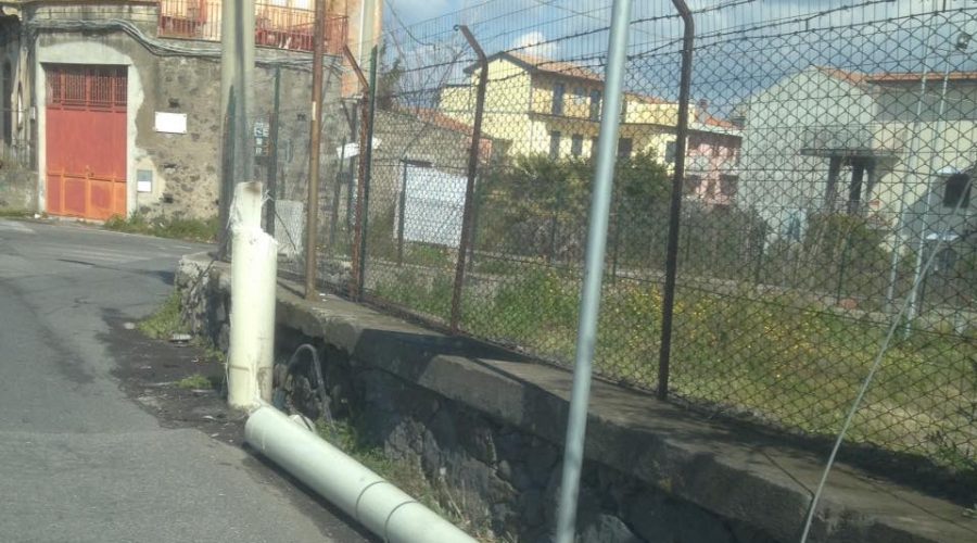 Giarre, palo telefonico abbattuto dal vento: intervento dei Vigili del fuoco