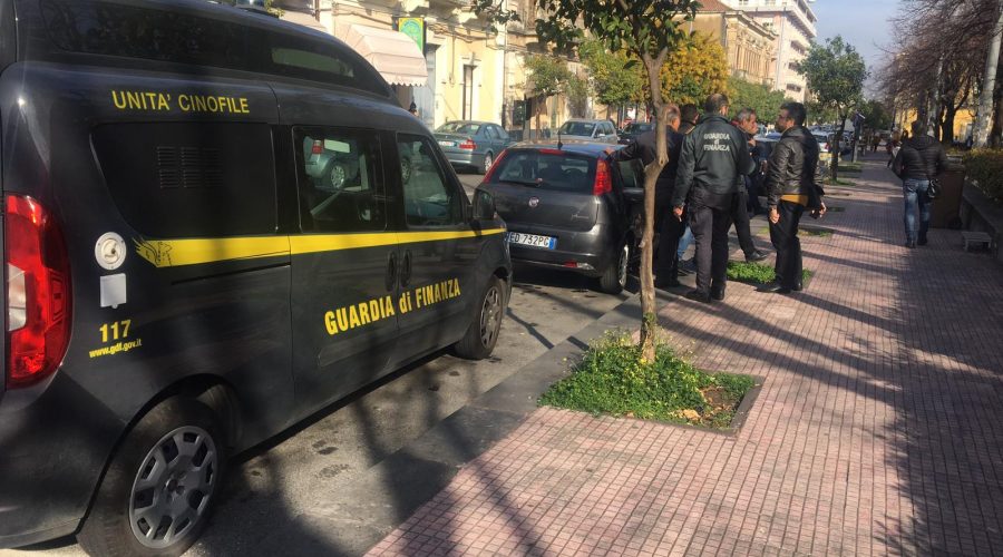 Riposto, controlli antidroga a Villa Pantano delle Fiamme gialle