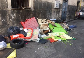 Giarre assediata dalle discariche di rifiuti ingombranti. Caso limite in via Giammona