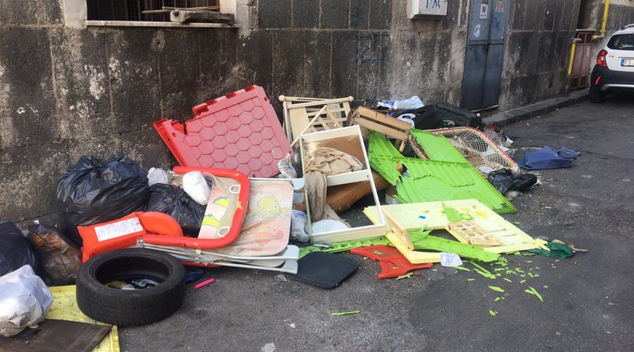 Giarre assediata dalle discariche di rifiuti ingombranti. Caso limite in via Giammona