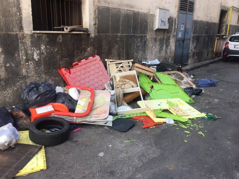 Giarre assediata dalle discariche di rifiuti ingombranti. Caso limite in via Giammona
