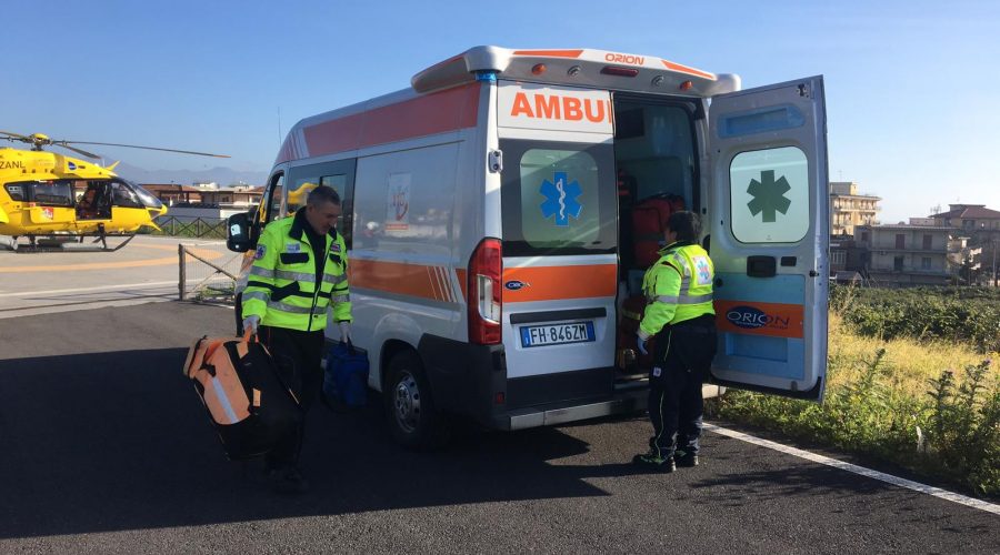 Giarre, uomo precipita dal terzo piano e muore. Fatali i traumi riportati