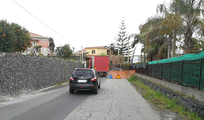 Giarre, pericolo di incidenti in via della Regione. La protesta dei residenti