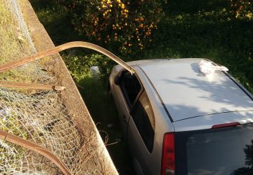 Mascali, 70enne perde controllo dell'auto e finisce dentro un terreno: illeso