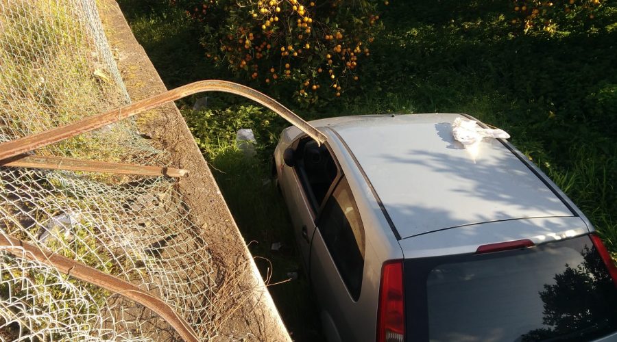 Mascali, 70enne perde controllo dell’auto e finisce dentro un terreno: illeso