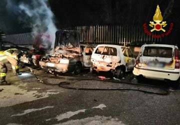 Nunziata, incendio di 4 auto nella notte in via Etnea. I Vigili del fuoco: Corto circuito