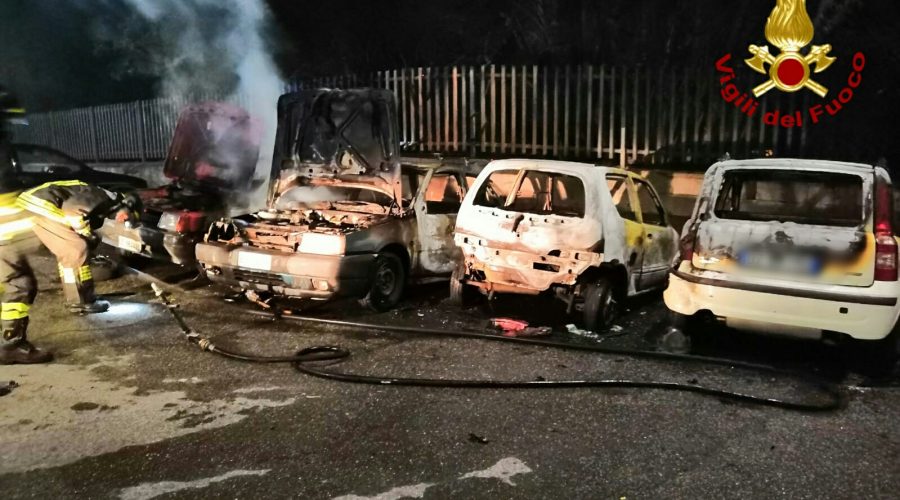 Nunziata, incendio di 4 auto nella notte in via Etnea. I Vigili del fuoco: Corto circuito