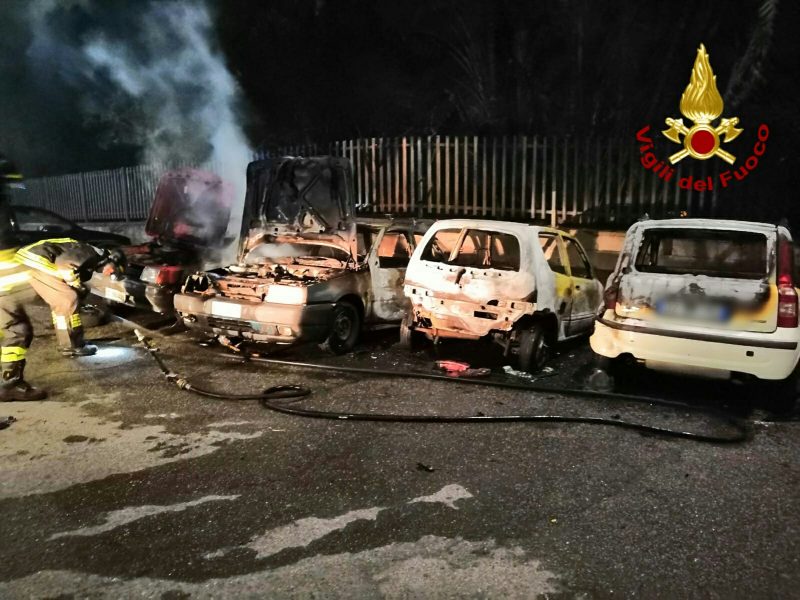 Nunziata, incendio di 4 auto nella notte in via Etnea. I Vigili del fuoco: Corto circuito