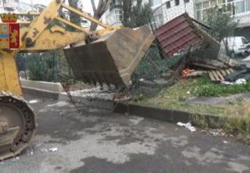 Catania, blitz contro abusivismo edilizio: demoliti anche box abusivi per cani. Denunciati in 8