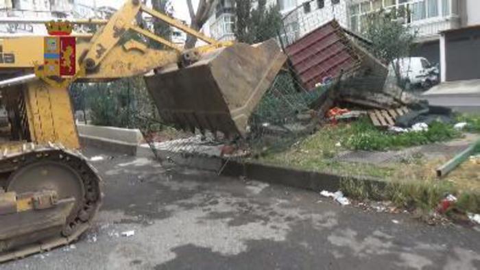 Catania, blitz contro abusivismo edilizio: demoliti anche box abusivi per cani. Denunciati in 8