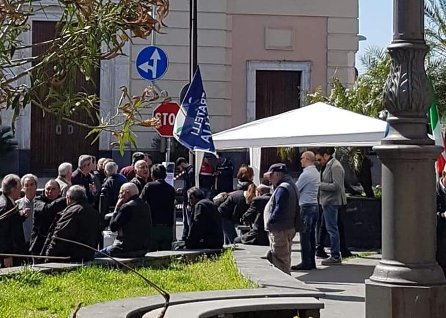 Carrubba, tutti contro il senso unico del sindaco D’Anna: lunghe file al gazebo di FdI