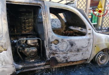 Acireale, a fuoco un furgone officina con bombole di ossido di etilene e acetilene