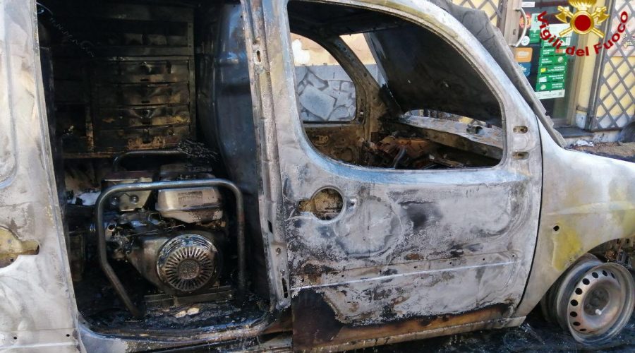 Acireale, a fuoco un furgone officina con bombole di ossido di etilene e acetilene