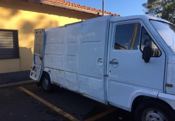 Marina di Cottone, principio di incendio vano motore furgone:  intervergono i Vigili del fuoco