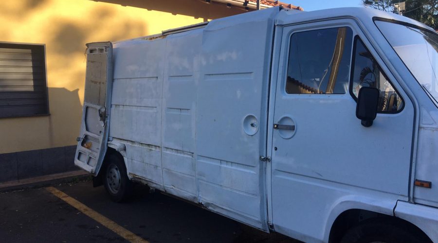 Marina di Cottone, principio di incendio vano motore furgone:  intervergono i Vigili del fuoco