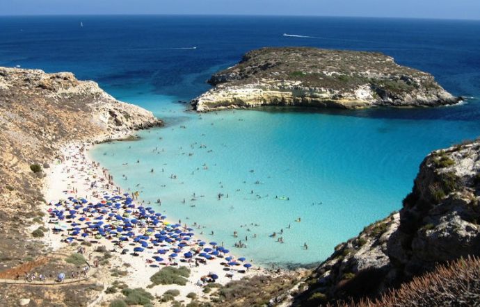 Lampedusa, la “spiaggia dei conigli” nella top mondiale