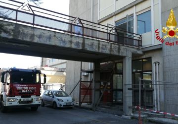 Acireale, divampa incendio nel vano scala dell'ospedale
