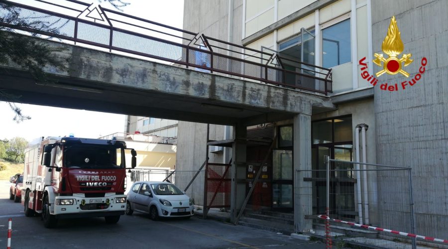 Acireale, divampa incendio nel vano scala dell’ospedale