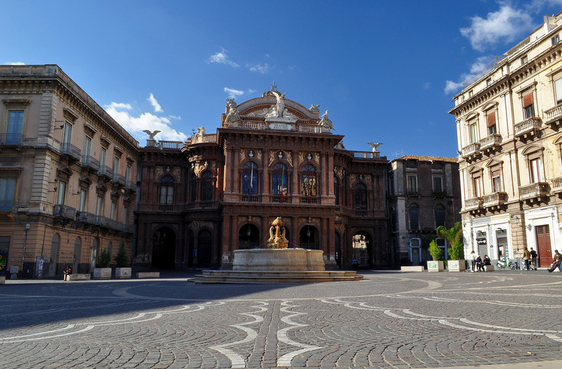 Catania, 21enne accoltellato in piazza Vincenzo Bellini