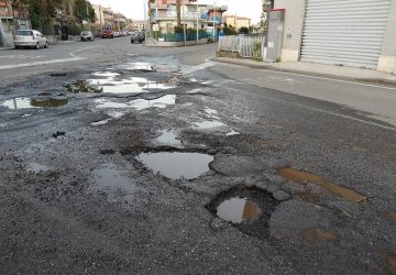 Mascali, buche all'incrocio fra via San Giuseppe e via Carrata: residenti esasperati
