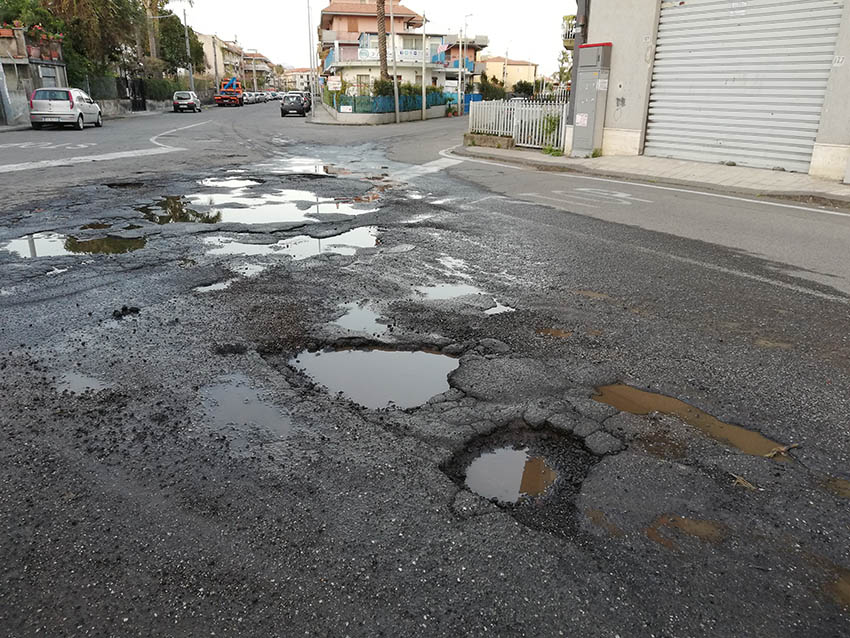 Mascali, buche all’incrocio fra via San Giuseppe e via Carrata: residenti esasperati