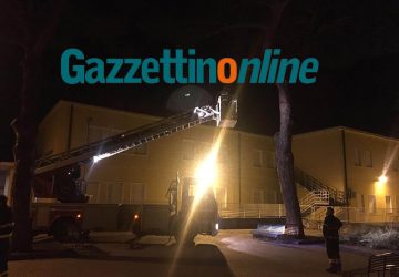 Giarre, rami di pino pericolanti in piazza San Giovanni Bosco: intervento dei vigili del fuoco VIDEO