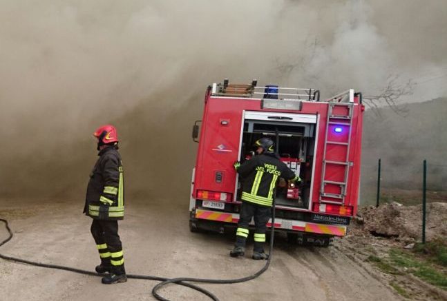 Macchia, a fuoco pneumatici in un terreno di via Trifoglietto