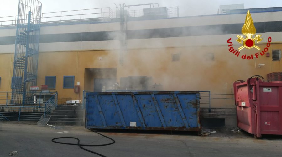 Acireale, a fuoco refrigeratore al Centro Commerciale "I Ciclopi"