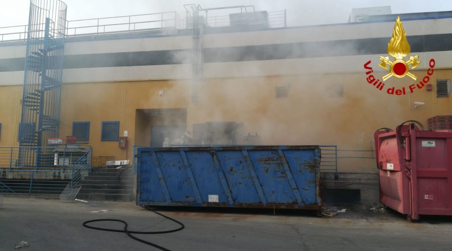 Acireale, a fuoco refrigeratore al Centro Commerciale “I Ciclopi”