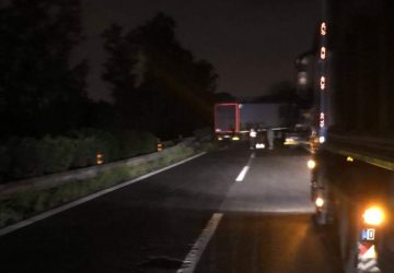 A18, Tir sbanda e si mette di traverso. Tragedia evitata tra Giarre e Acireale. Riaperta da poco la tratta