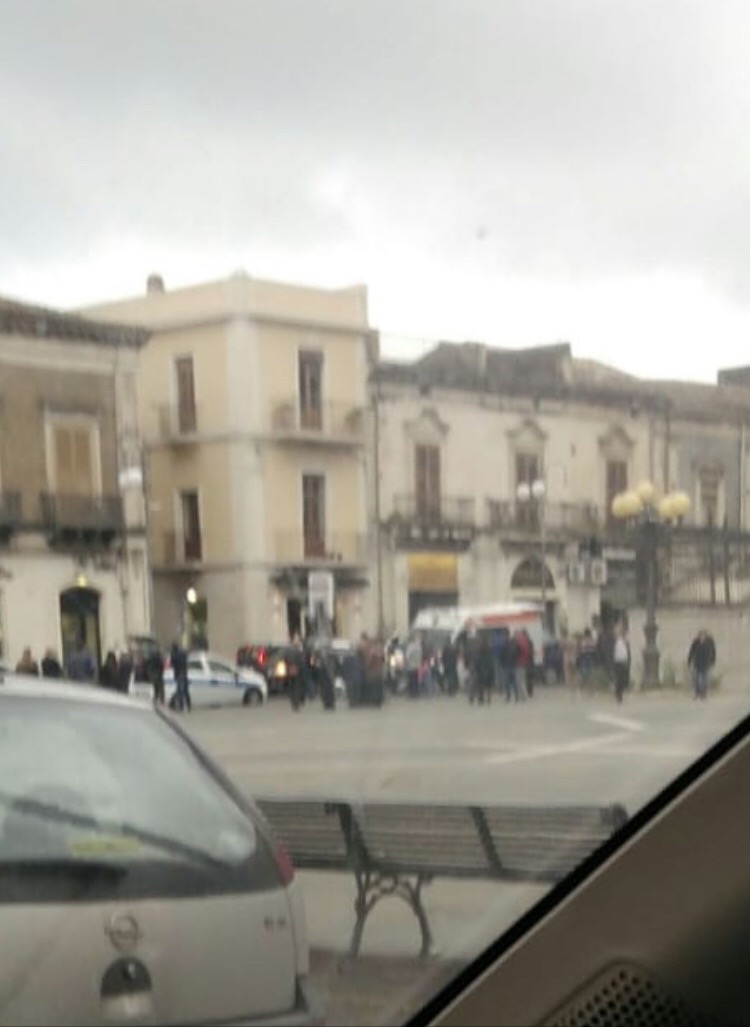 Giarre, incidente in via Callipoli, auto-scooter. Un ferito