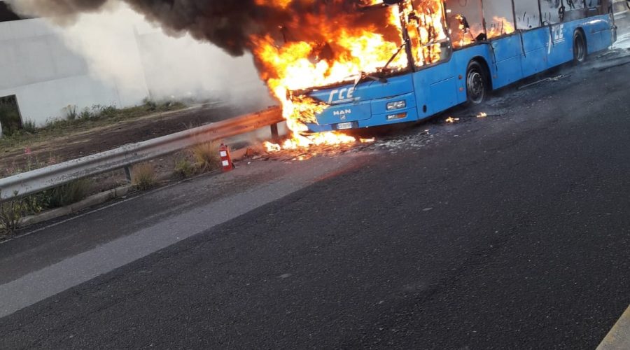 Belpasso, paura per l’incendio di un bus FCE