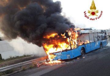 Belpasso, paura per l’incendio di un bus FCE