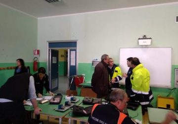 Tremestieri, tecnico della Protezione civile precipita da scala di una scuola e ferisce tre alunni