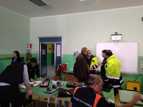 Tremestieri, tecnico della Protezione civile precipita da scala di una scuola e ferisce tre alunni