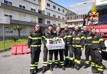 Progetto &ldquo;Un&rsquo;autopompa in corsia&rdquo;, Vigili del fuoco donano le uova ai bambini ricoverati