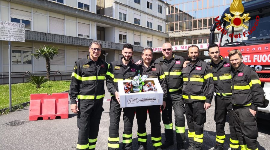 Progetto “Un’autopompa in corsia”, Vigili del fuoco donano le uova ai bambini ricoverati