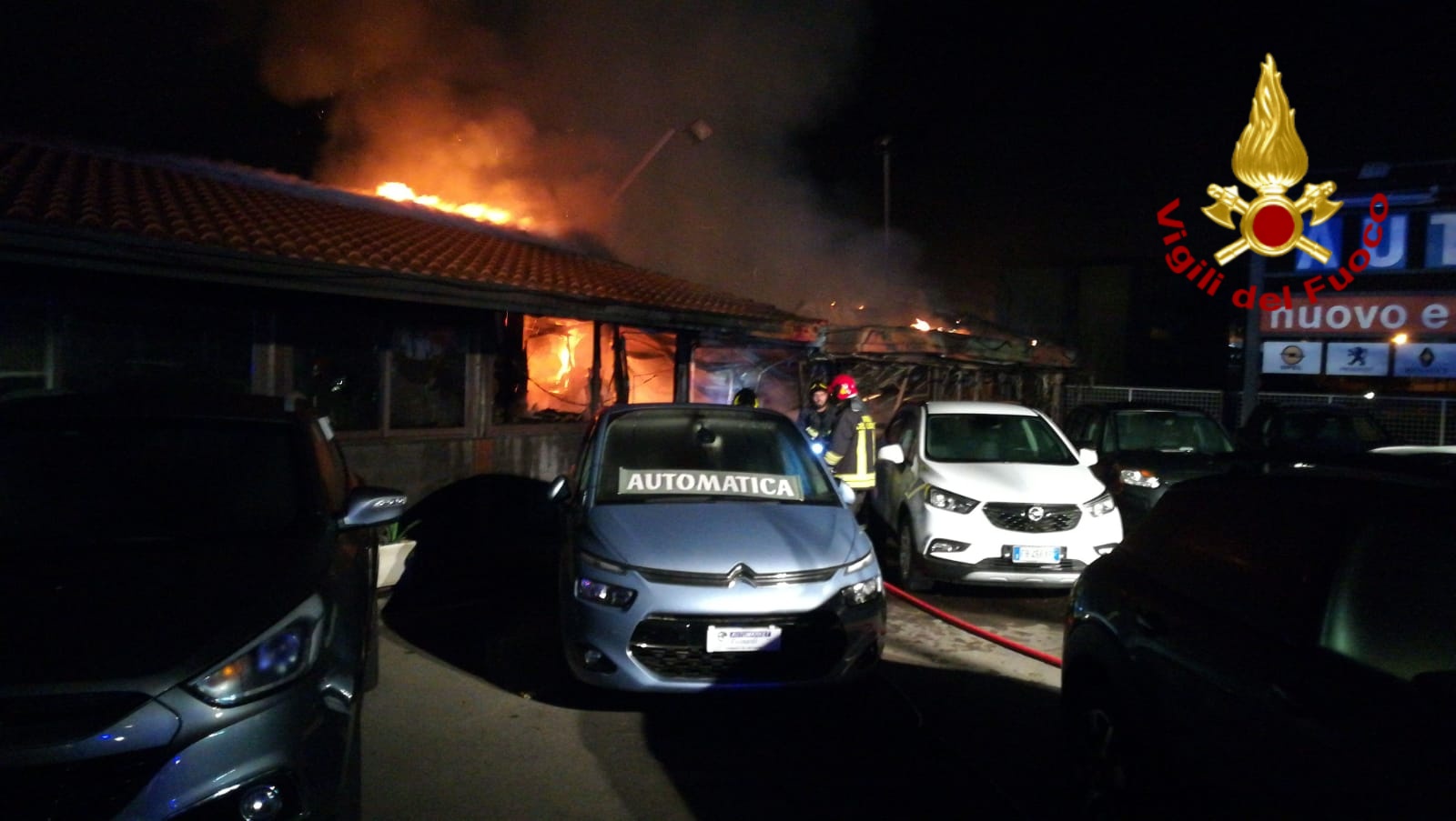 Acireale, in via Colombo notte di lavoro per i vigili del fuoco. In fiamme rivendita di auto