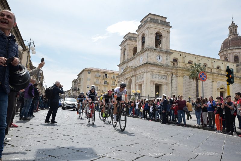 Giarre accoglie in festa il Giro di Sicilia FOTO