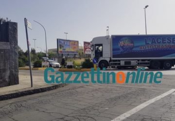 Riposto, ennesimo incidente sulla via Mattarella. In collisione un Tir con una Smart