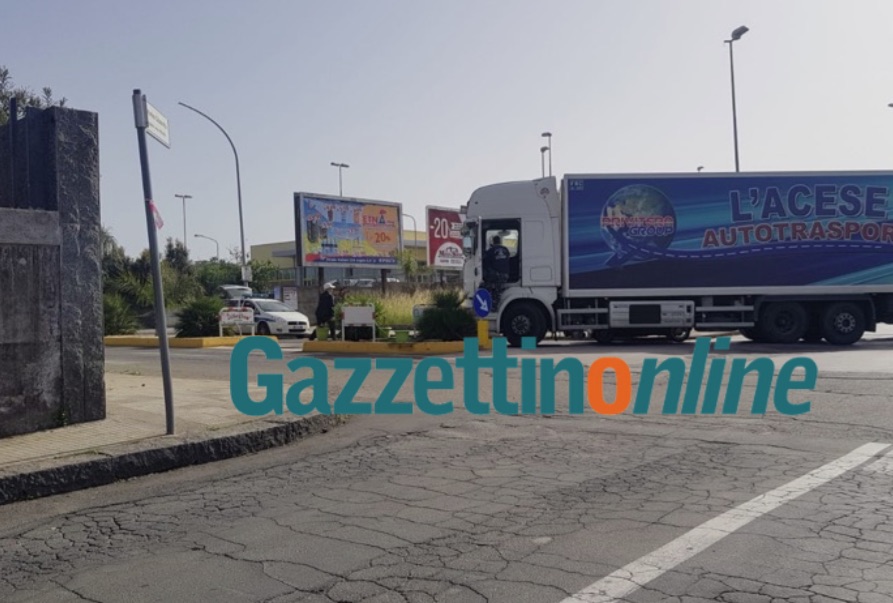 Riposto, ennesimo incidente sulla via Mattarella. In collisione un Tir con una Smart