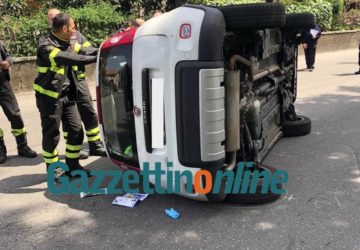 Giarre, incidente autonomo in via Pellico. Panda si ribalta. Intervento dei Vigili del fuoco