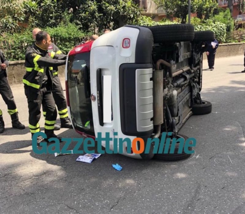 Giarre, incidente autonomo in via Pellico. Panda si ribalta. Intervento dei Vigili del fuoco