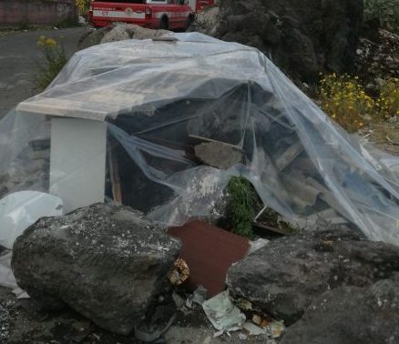 Catania, incendio rifiuti con sospetta presenza di amianto