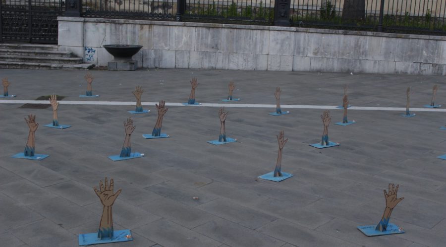 Giarre, installazione artistica in piazza Duomo sui morti nel Mediterraneo