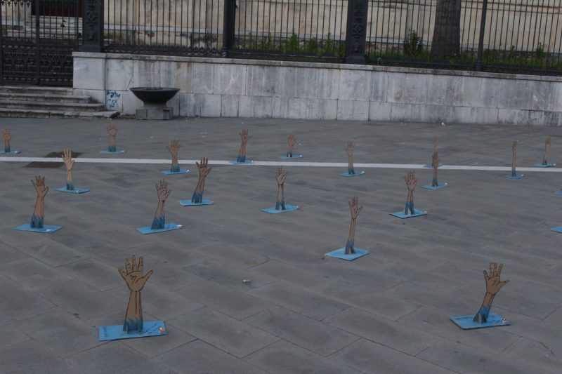 Giarre, installazione artistica in piazza Duomo sui morti nel Mediterraneo