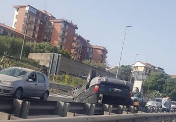 Catania, pauroso incidente sul viale Mediterraneo: auto si ribalta